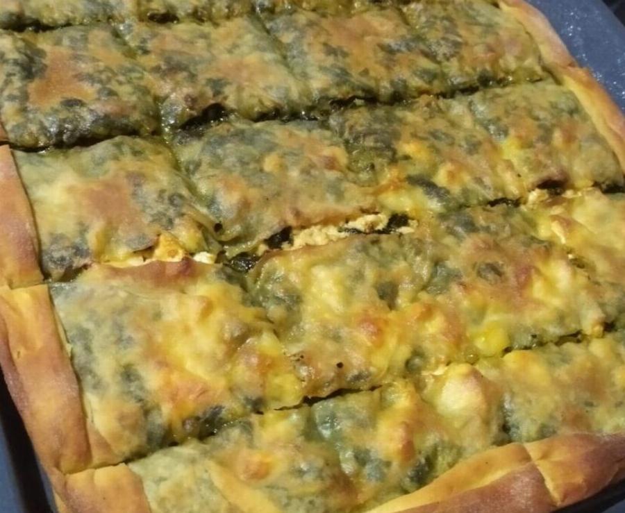 Η σπιτική σπανακόπιτα με αφράτο φύλλο και ζουμερή γέμιση που μοσχοβολάει χωριό
