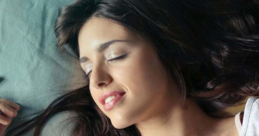 Μιλάς στον ύπνο σου; Να τι προσπαθεί να σου πει το σώμα σου