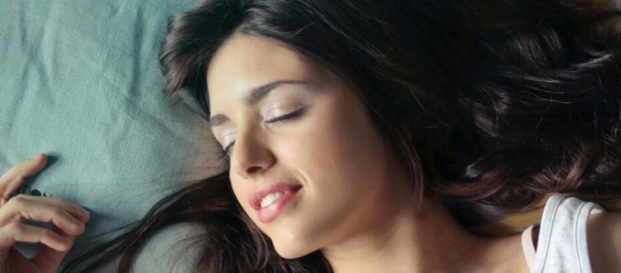 Μιλάς στον ύπνο σου; Να τι προσπαθεί να σου πει το σώμα σου