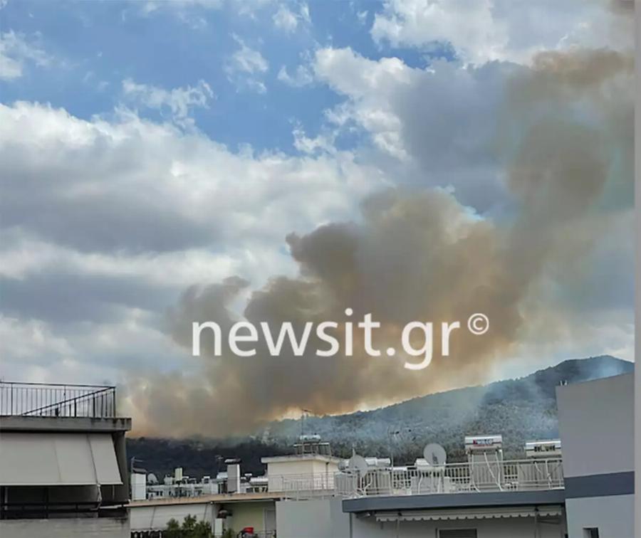Ανεξέλεγκτη φωτιά τώρα στην Αττική: Εκκενώνεται Κολέγιο – Ηχεί το 112 σε πολλές περιοχές, μυρίζει παντού καμένο