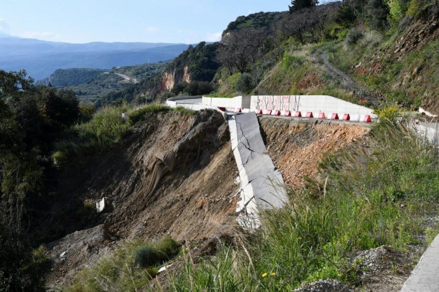 Κατέρρευσε ο νέος παραλιακός δρόμος πριν εγκαινιαστεί – Έργο για.. βραβείο