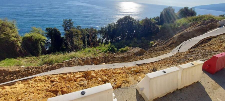 Κατέρρευσε ο νέος παραλιακός δρόμος πριν εγκαινιαστεί – Έργο για.. βραβείο