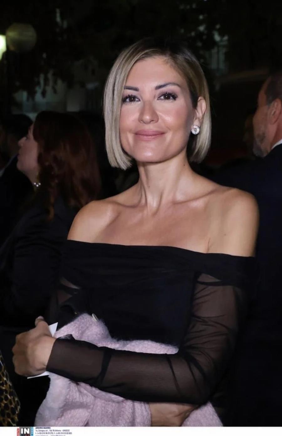 Έκλεψε την λάμψη ακόμα κι από τη νύφη: Η Ράνια Τζίμα πήγε ντυμένη έτσι στον γάμο του Χάρη Δούκα και τράβηξε τα φλας