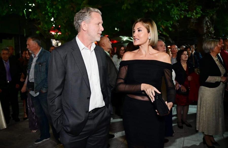 Έκλεψε την λάμψη ακόμα κι από τη νύφη: Η Ράνια Τζίμα πήγε ντυμένη έτσι στον γάμο του Χάρη Δούκα και τράβηξε τα φλας