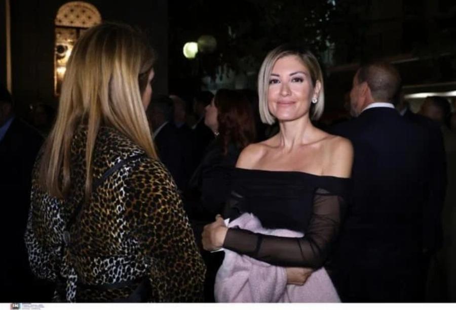 Έκλεψε την λάμψη ακόμα κι από τη νύφη: Η Ράνια Τζίμα πήγε ντυμένη έτσι στον γάμο του Χάρη Δούκα και τράβηξε τα φλας