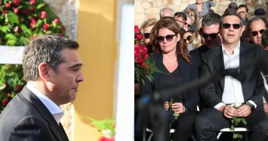 Βαθιά θλίψη στην κηδεία του Αλέκου Φλαμπουράρη: Συντετριμμένος ο Αλέξης Τσίπρας – Δίπλα του η σύζυγός του και τα παιδιά τους