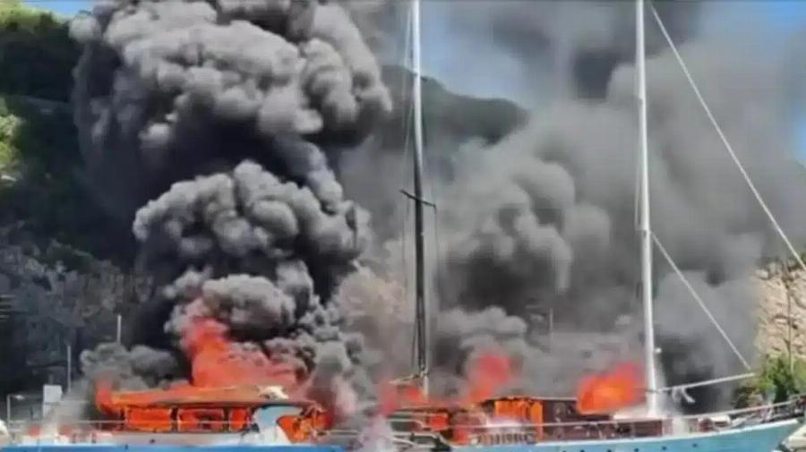 Φωτιά στο λιμάνι: Ένα σκάφος καταστράφηκε, βυθίστηκε ιστιοφόρο – Βούτηξε στη θάλασσα για να σωθεί ο καπετάνιος
