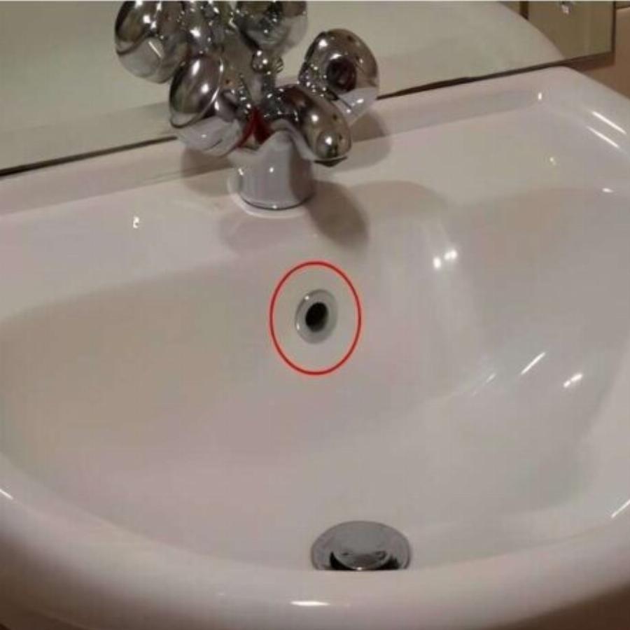 Λίγοι γνωρίζουν γιατί υπάρχει αuτή η σημαντική μικρή τρύπα στον νιπτήρα