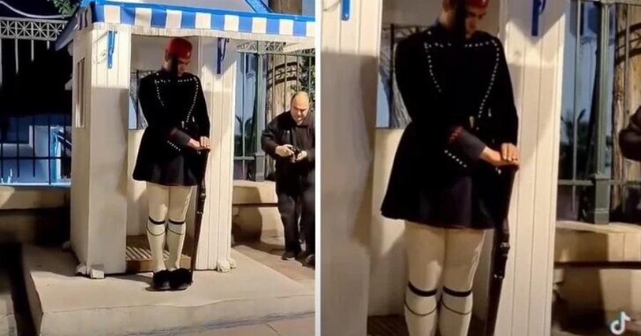 Ο λόγος που σήμερα είναι η μοναδική μέρα που ο Εύζωνας σκύβει το κεφάλι και γυρνάει ανάποδα το όπλο