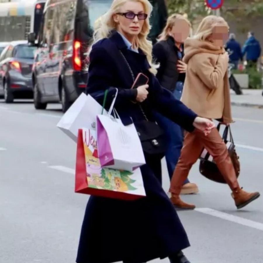 Ελληνίδα πανέμορφη παρουσιάστρια στο κέντρο της Αθήνας μαγνήτισε όλα τα βλέμματα με την εμφάνιση της και ειδικά τα παπούτσια της