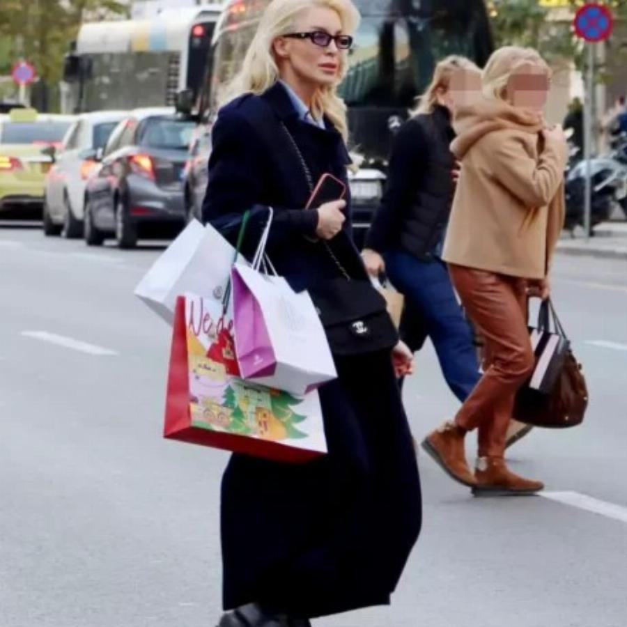 Ελληνίδα πανέμορφη παρουσιάστρια στο κέντρο της Αθήνας μαγνήτισε όλα τα βλέμματα με την εμφάνιση της και ειδικά τα παπούτσια της