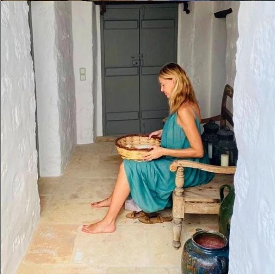 Μοιάζει βγαλμένος από περιοδικό: Η Τζένη Μπαλατσινού ποζάρει στον ολάνθιστο κήπο της στην Πάτμο και όλοι την μπέρδεψαν με την Μπελούτσι