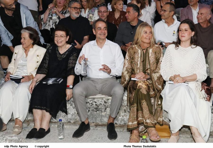 Όλοι γύρισαν να κοιτάξουν τι φοράει: H νέα εντυπωσιακή έθνικ εμφάνιση της Μαρέβας αποδεικνύει το αψεγάδιαστο στυλ της