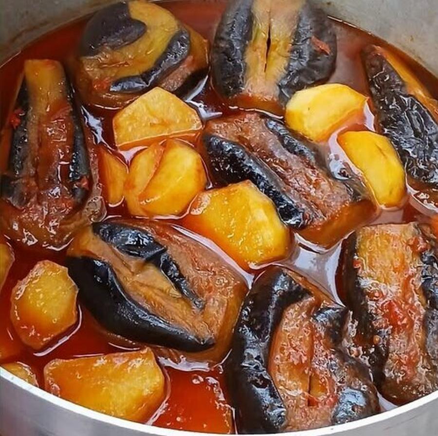 Μελιτζάνες με σκορδάκι, ντομάτα και πατατούλες – Το πιο μερακλίδικο καλοκαιρινό φαγητό!