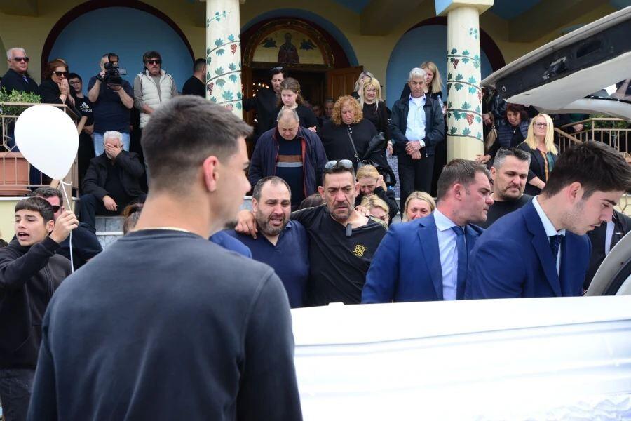 Δάκρυσαν και οι ουρανοί στην Ηλεία: Παιδιά κουβάλησαν το λευκό φέρετρο του 13χρονου Κωνσταντίνου – Σπαρακτικές εικόνες