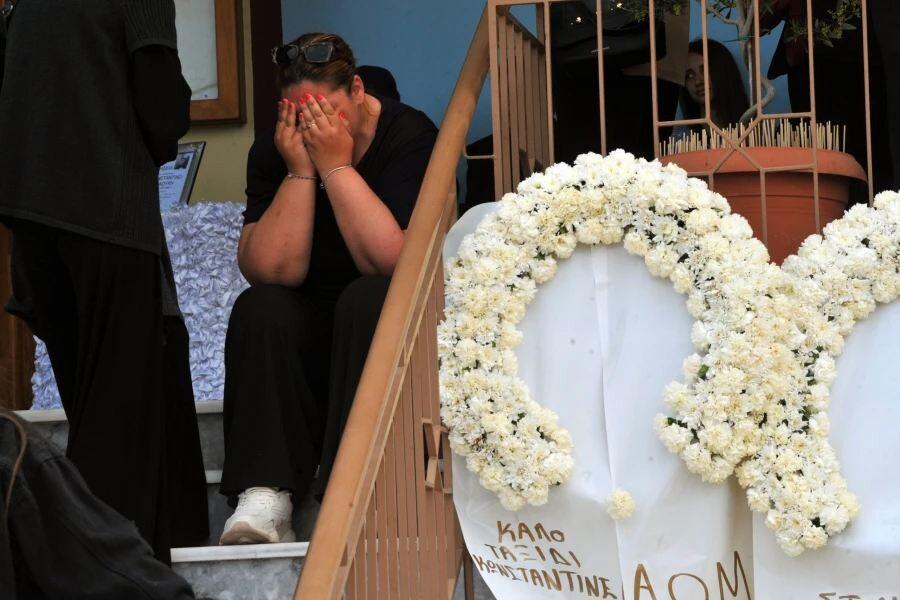 Δάκρυσαν και οι ουρανοί στην Ηλεία: Παιδιά κουβάλησαν το λευκό φέρετρο του 13χρονου Κωνσταντίνου – Σπαρακτικές εικόνες