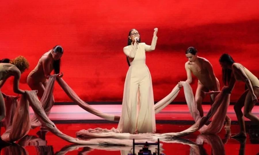 Κλαυδία: Η 22χρονη Πόντια που πάει Eurovision, το The Voice, τι δεν βγάζει ποτέ από πάνω της & τι συμβολίζει η ουρά 20 μέτρων στο ρούχο της