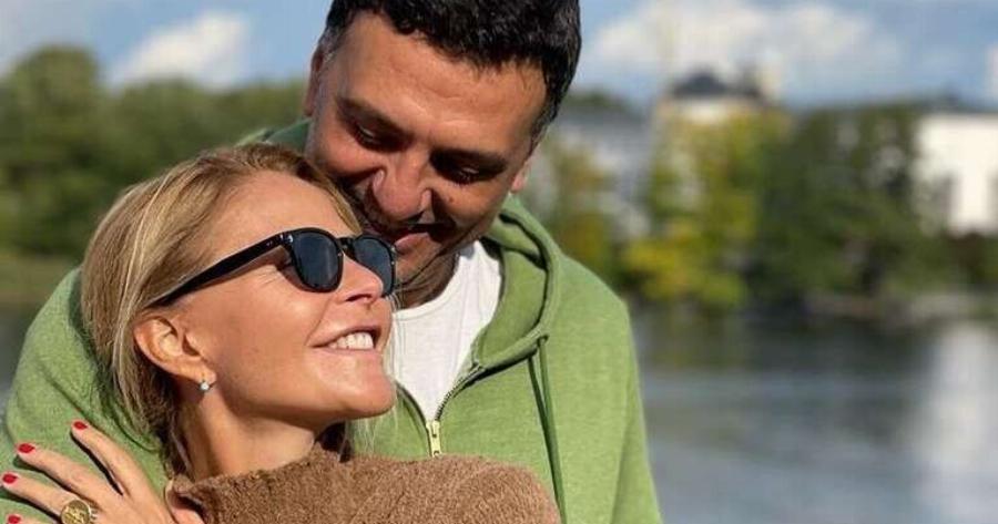 Μοιάζει βγαλμένος από περιοδικό: Η Τζένη Μπαλατσινού ποζάρει στον ολάνθιστο κήπο της στην Πάτμο και όλοι την μπέρδεψαν με την Μπελούτσι