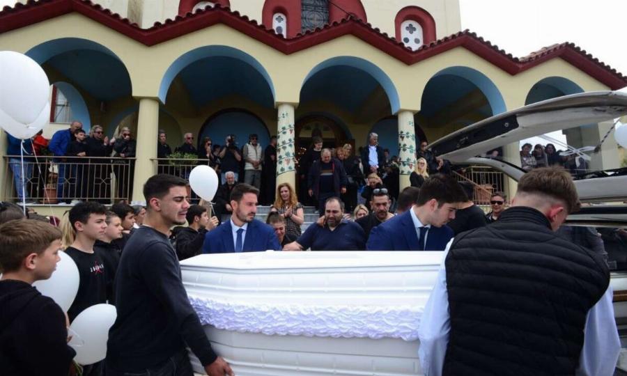 Δάκρυσαν και οι ουρανοί στην Ηλεία: Παιδιά κουβάλησαν το λευκό φέρετρο του 13χρονου Κωνσταντίνου – Σπαρακτικές εικόνες