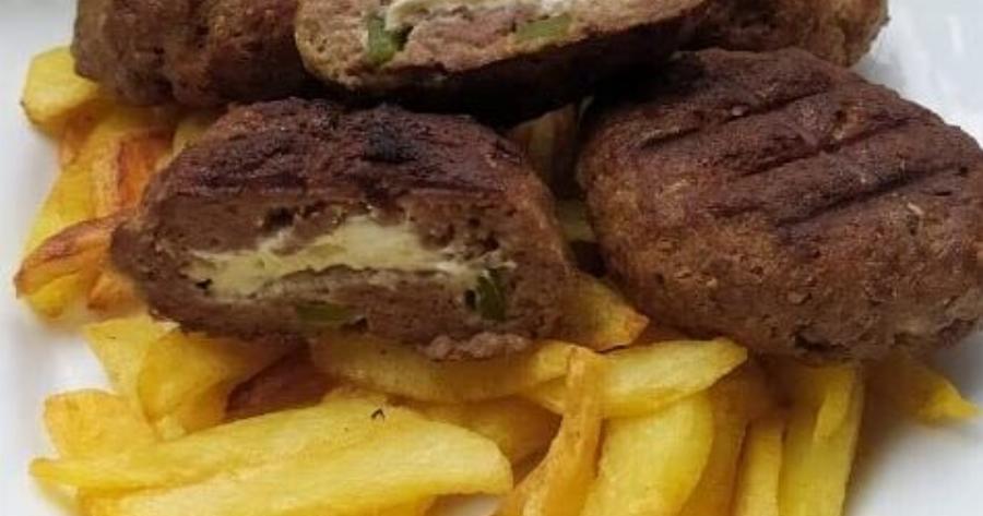 Τα πιο ζουμερά μπιφτέκια με φέτα που θα δοκιμάσεις