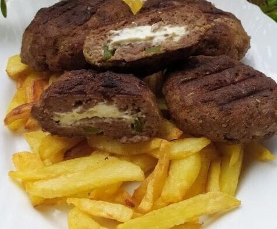 Τα πιο ζουμερά μπιφτέκια με φέτα που θα δοκιμάσεις