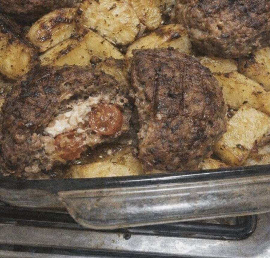 Τα πιο ζουμερά γεμιστά μπιφτέκια: φέτα + ντοματίνια και τέλος τα στεγνά!