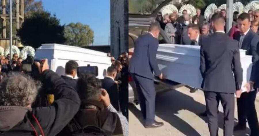 Σπαραγμός στην κηδεία του Μπάμπη Κούτσικου στο Μεσολόγγι: «Αχ παιδάκι μου, πού είσαι;» φώναζε η μάνα του