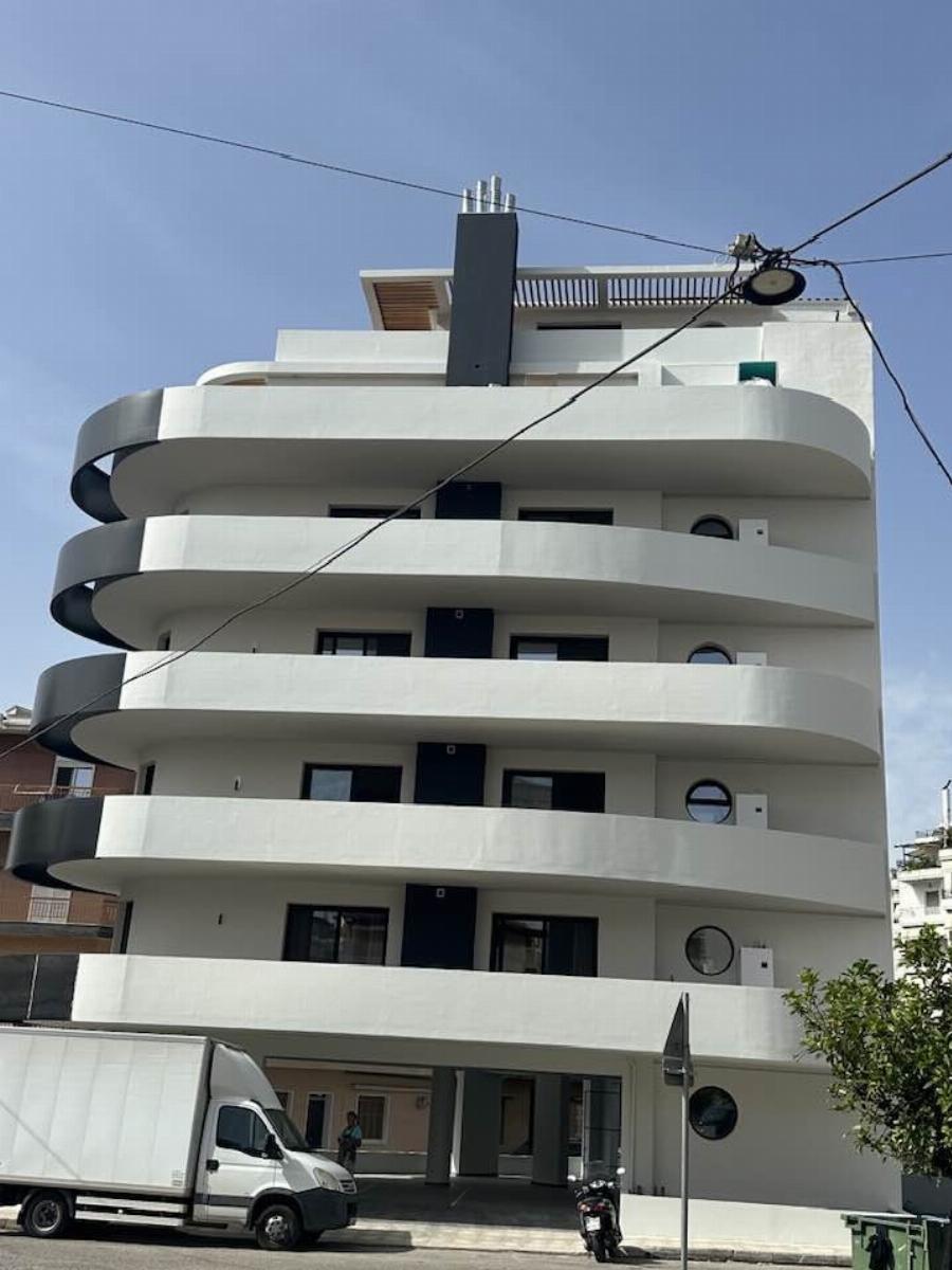 Στο Αγρίνιο έχτισαν την πρώτη πολυκατοικία με πισίνα σε κάθε μπαλκόνι και αμέσως έγινε viral