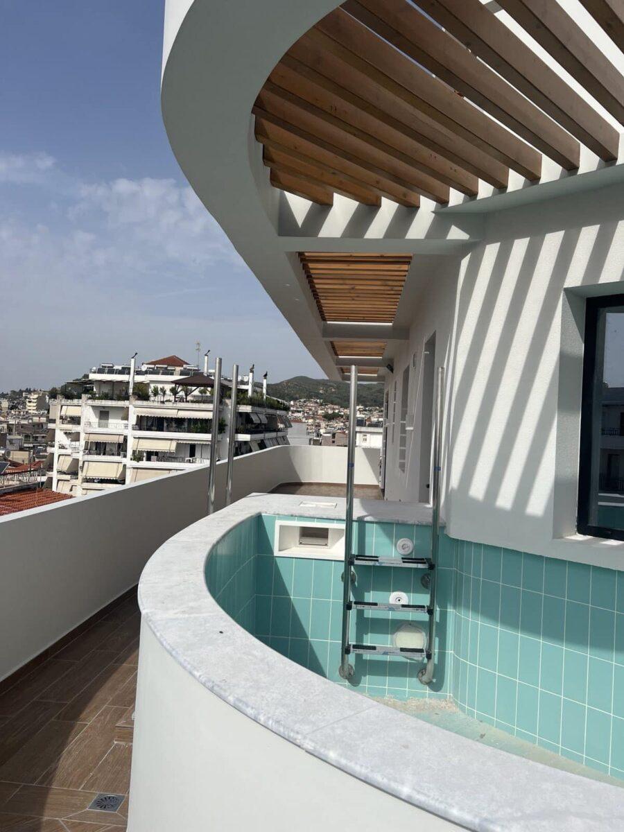 Στο Αγρίνιο έχτισαν την πρώτη πολυκατοικία με πισίνα σε κάθε μπαλκόνι και αμέσως έγινε viral