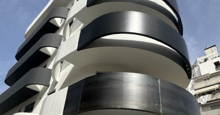 Στο Αγρίνιο έχτισαν την πρώτη πολυκατοικία με πισίνα σε κάθε μπαλκόνι και αμέσως έγινε viral