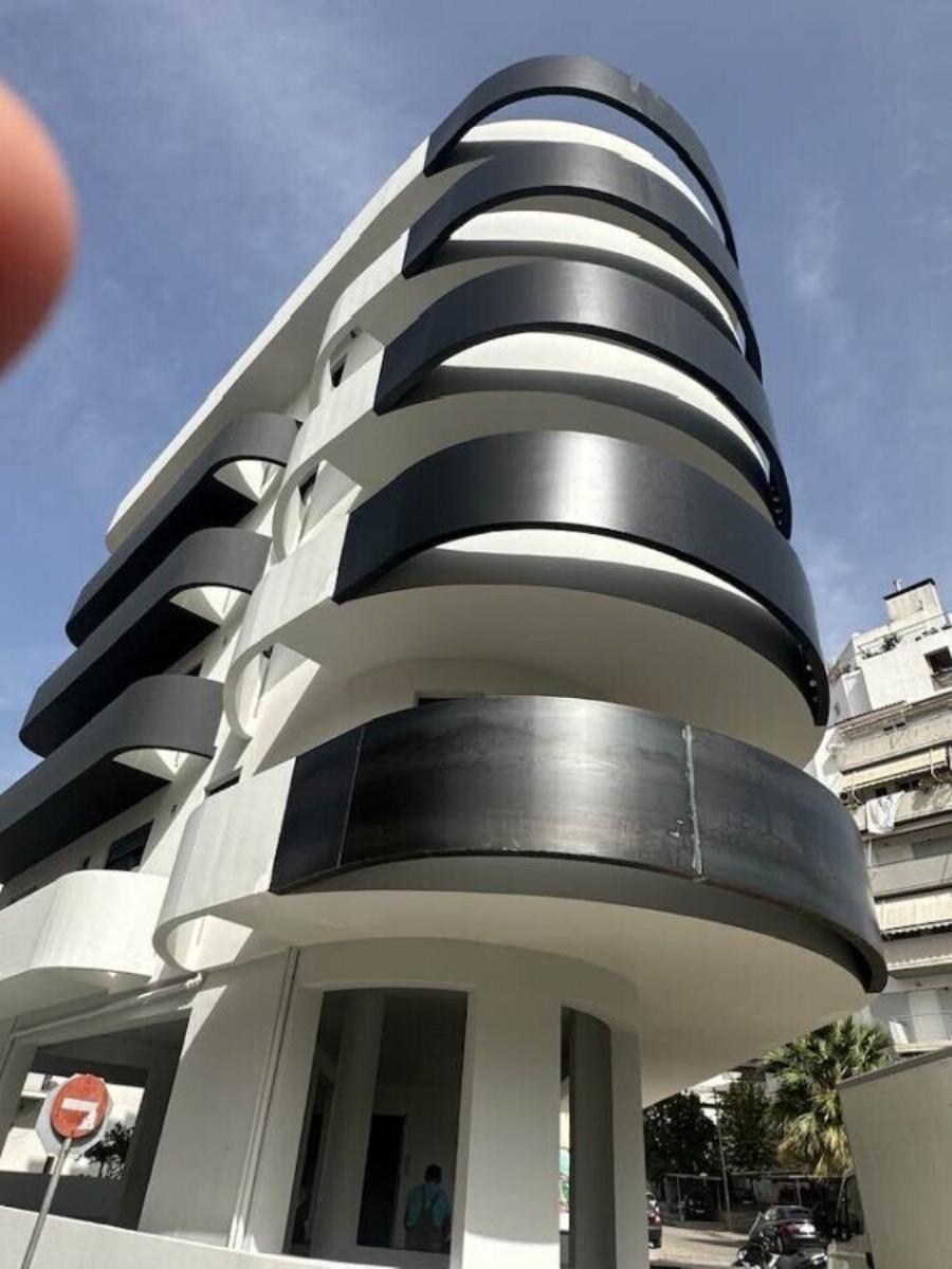 Στο Αγρίνιο έχτισαν την πρώτη πολυκατοικία με πισίνα σε κάθε μπαλκόνι και αμέσως έγινε viral