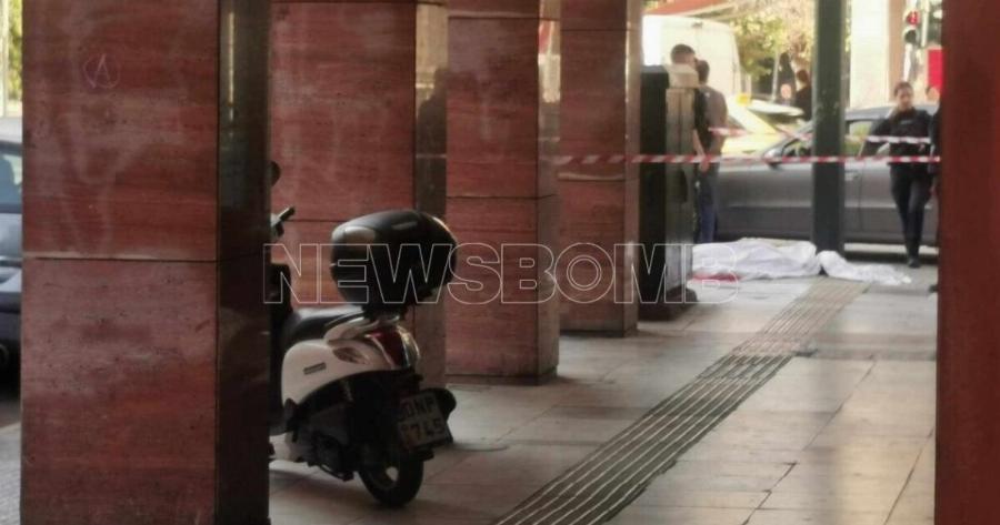 Tpαγωδiα πριν από λίγο: Nεκpoς τώρα 20χρονος στο κέντρο της Αθήνας – Εκεί που περπατούσαν οι περαστικοί έπαθαν ΣOK με Auτές τις εικόνες