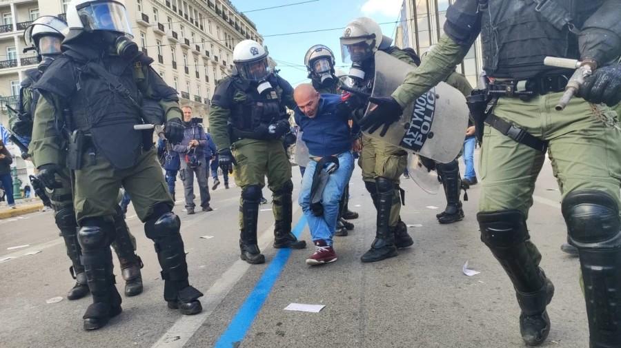 «Έλα, έλα, έλα»: Βίντεο ντοκουμέντο με σύλληψη διαδηλωτή που προκαλεί τρεις αστυνομικούς