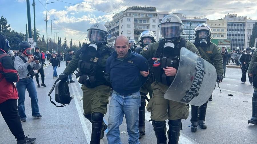 «Έλα, έλα, έλα»: Βίντεο ντοκουμέντο με σύλληψη διαδηλωτή που προκαλεί τρεις αστυνομικούς