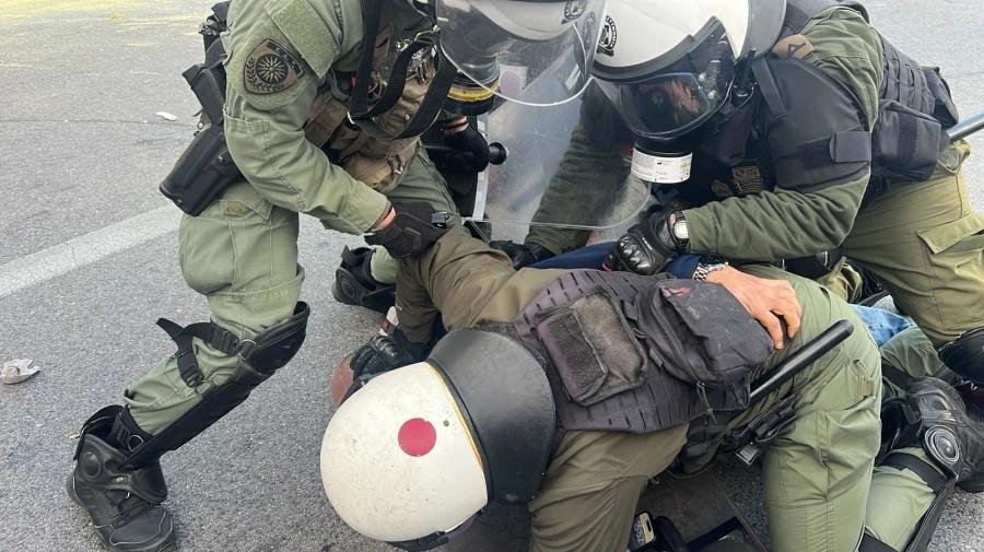 «Έλα, έλα, έλα»: Βίντεο ντοκουμέντο με σύλληψη διαδηλωτή που προκαλεί τρεις αστυνομικούς