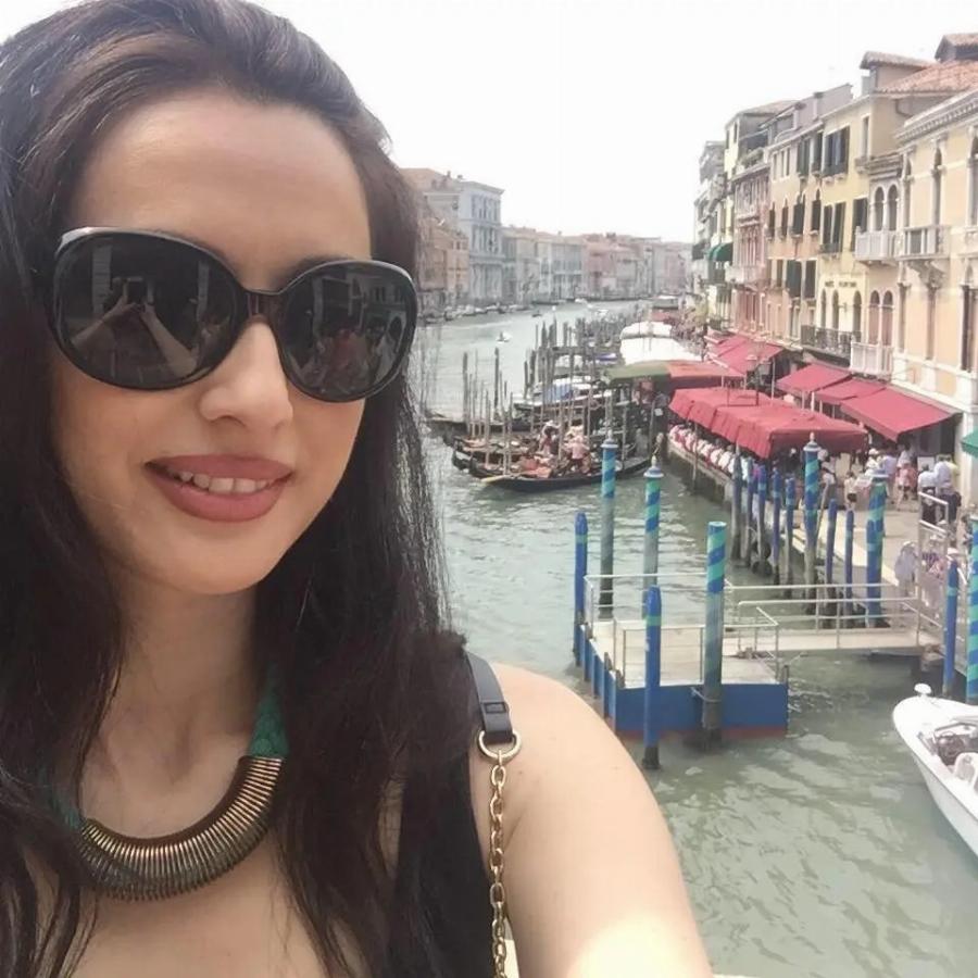 Έλενα Σαγανά: Το άγνωστο παρελθόν της – Ποια είναι πραγματικά η κατά 30 χρόνια μικρότερη σύντροφος του Γαλανού