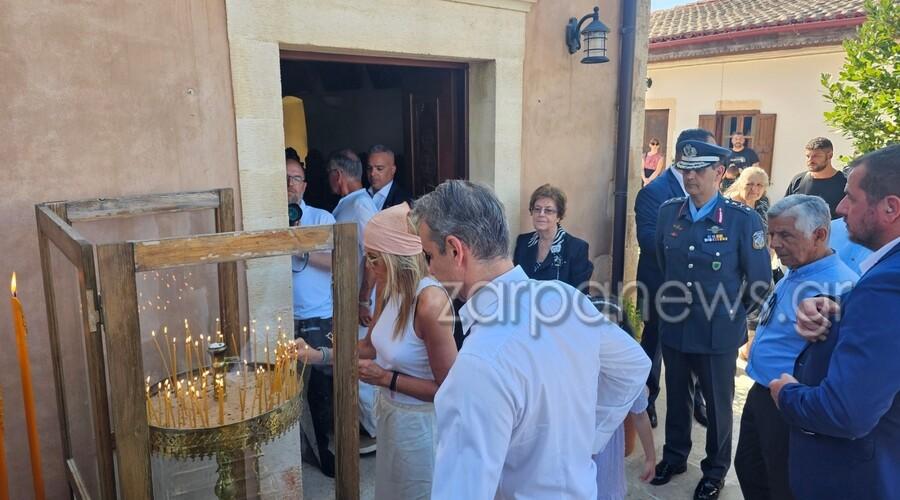 Με μπαντάνα σήμερα η Μαρέβα και πέδιλα που φορούν μόνο οι γαλαζοαίματες για να παρακολουθήσει τη θεία λειτουργία