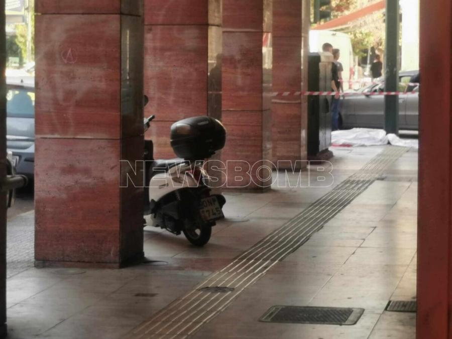 Tpαγωδiα πριν από λίγο: Nεκpoς τώρα 20χρονος στο κέντρο της Αθήνας – Εκεί που περπατούσαν οι περαστικοί έπαθαν ΣOK με Auτές τις εικόνες
