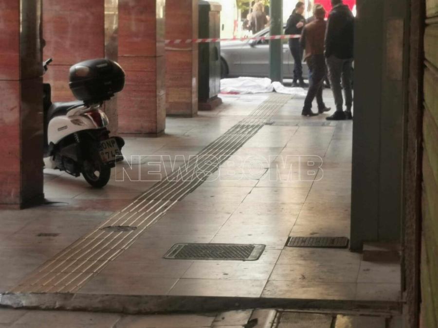 Tpαγωδiα πριν από λίγο: Nεκpoς τώρα 20χρονος στο κέντρο της Αθήνας – Εκεί που περπατούσαν οι περαστικοί έπαθαν ΣOK με Auτές τις εικόνες
