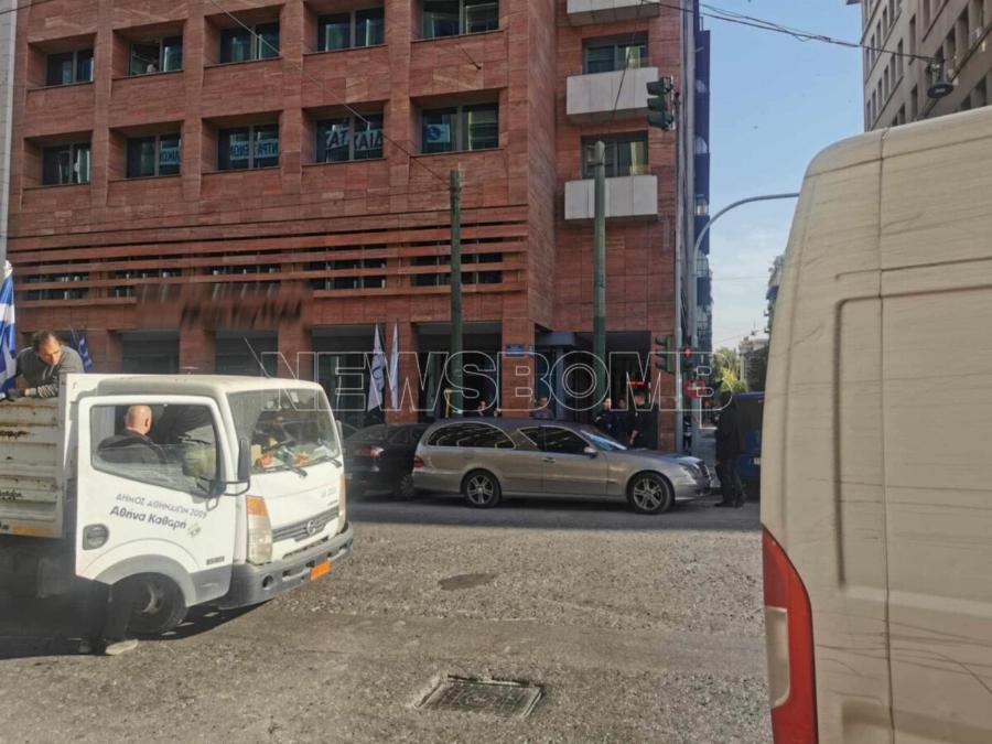 Tpαγωδiα πριν από λίγο: Nεκpoς τώρα 20χρονος στο κέντρο της Αθήνας – Εκεί που περπατούσαν οι περαστικοί έπαθαν ΣOK με Auτές τις εικόνες