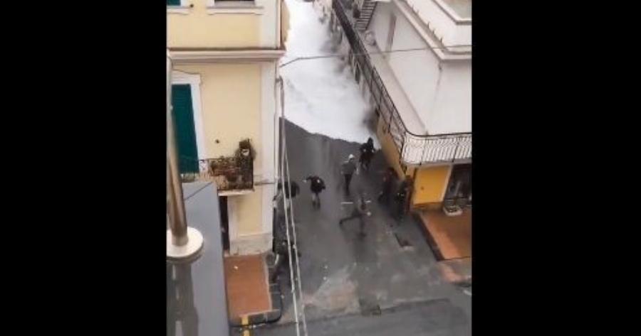 Απίστευτες εικόνες καταστροφής σε πασίγνωστη πόλη: «Τσουνάμι» μπήκε μέσα στο κέντρο και σαρίζει τα πάντα – Εκκενώνουν τα σπίτια τους οι κάτοικοι