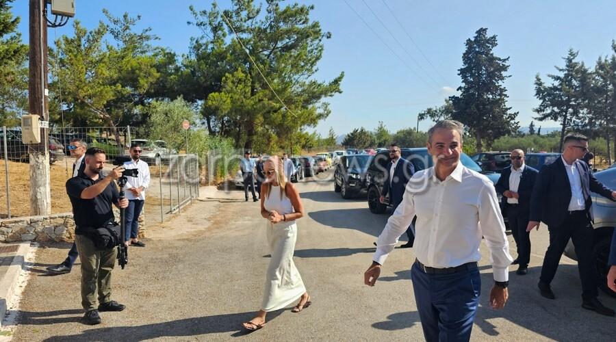 Με μπαντάνα σήμερα η Μαρέβα και πέδιλα που φορούν μόνο οι γαλαζοαίματες για να παρακολουθήσει τη θεία λειτουργία