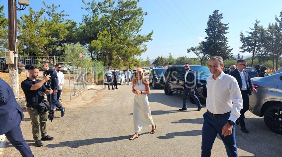 Με μπαντάνα σήμερα η Μαρέβα και πέδιλα που φορούν μόνο οι γαλαζοαίματες για να παρακολουθήσει τη θεία λειτουργία