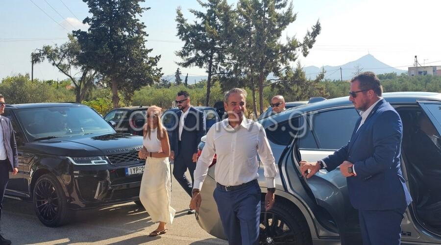 Με μπαντάνα σήμερα η Μαρέβα και πέδιλα που φορούν μόνο οι γαλαζοαίματες για να παρακολουθήσει τη θεία λειτουργία