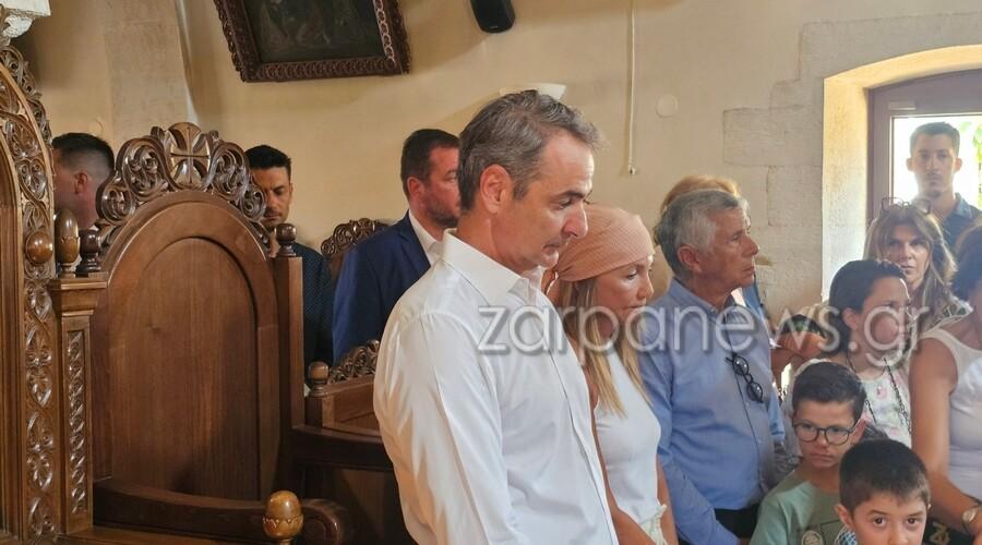 Με μπαντάνα σήμερα η Μαρέβα και πέδιλα που φορούν μόνο οι γαλαζοαίματες για να παρακολουθήσει τη θεία λειτουργία