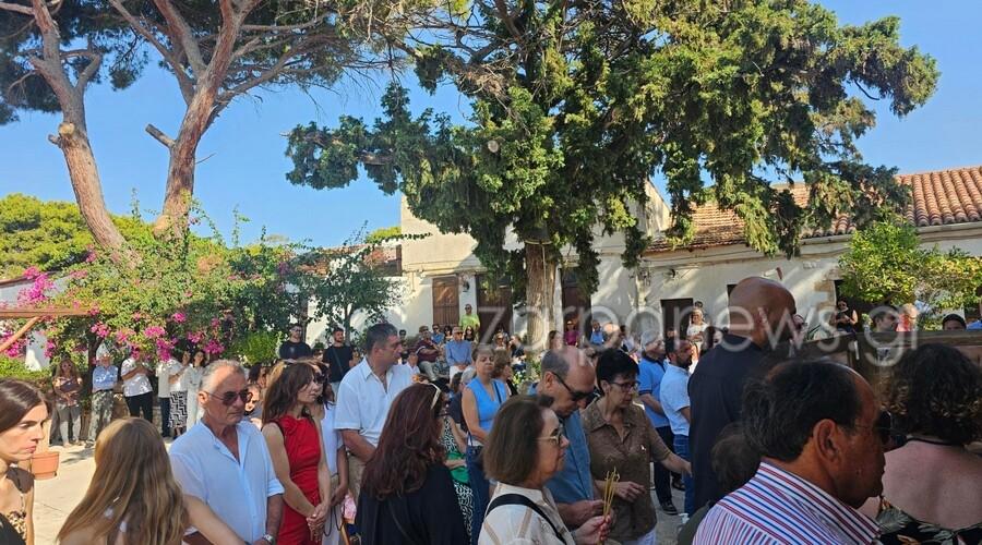 Με μπαντάνα σήμερα η Μαρέβα και πέδιλα που φορούν μόνο οι γαλαζοαίματες για να παρακολουθήσει τη θεία λειτουργία