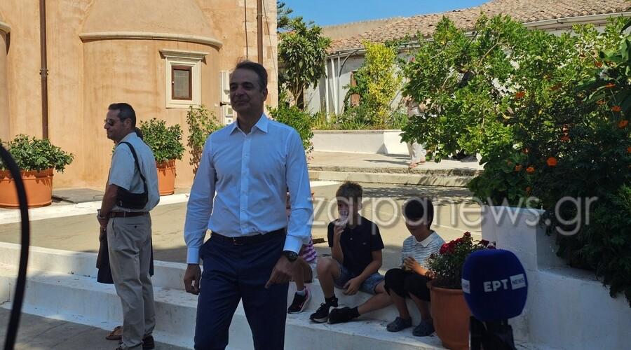 Με μπαντάνα σήμερα η Μαρέβα και πέδιλα που φορούν μόνο οι γαλαζοαίματες για να παρακολουθήσει τη θεία λειτουργία