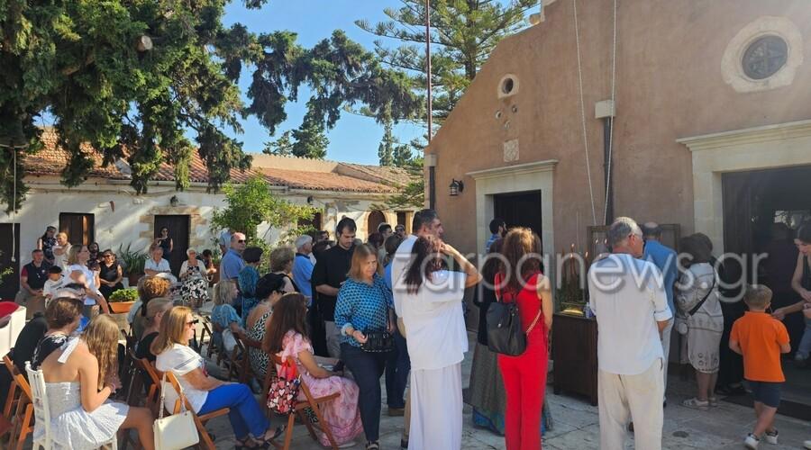 Με μπαντάνα σήμερα η Μαρέβα και πέδιλα που φορούν μόνο οι γαλαζοαίματες για να παρακολουθήσει τη θεία λειτουργία