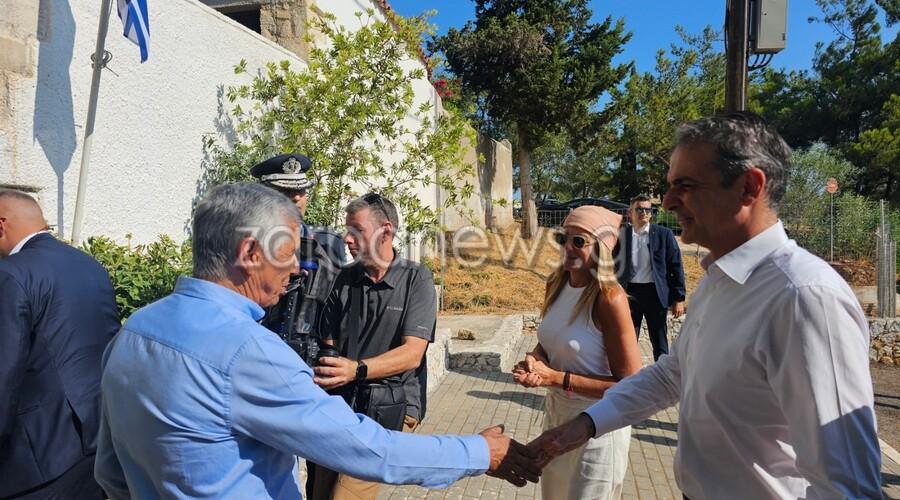 Με μπαντάνα σήμερα η Μαρέβα και πέδιλα που φορούν μόνο οι γαλαζοαίματες για να παρακολουθήσει τη θεία λειτουργία