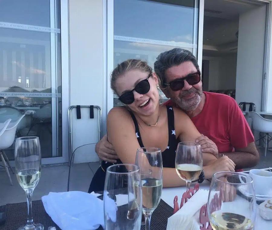 Ένας γóης στα 67 του ο Γιάννης Λάτσιος: Ξυρισμένος και ανανεωμένος με 28χρoνη καλλoνή